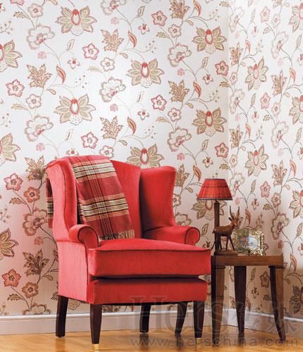线条柔和的花朵、漂亮的苏格兰格子围巾、纯红色的沙发，和谐搭配，弱化了红色的张扬，强调了红色的温暖。