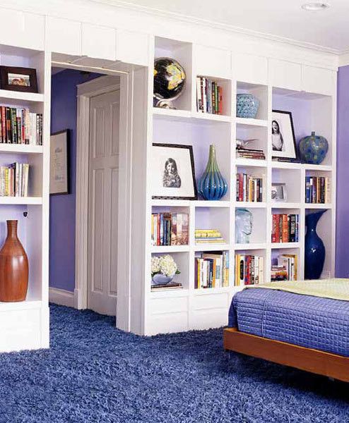 卧室内的书架墙承担了房间里主要的收纳功能
