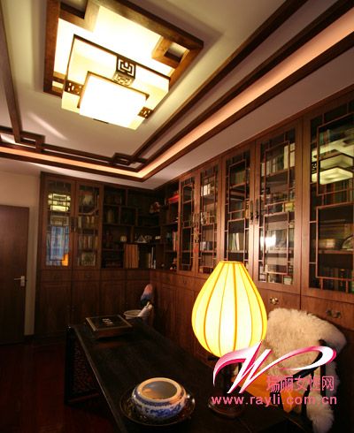 中式台灯与古朴的书柜相得益彰