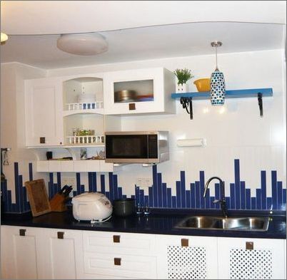 灶台的蓝色树条让厨房整个布局都活跃起来仿佛置身在白云下大海般