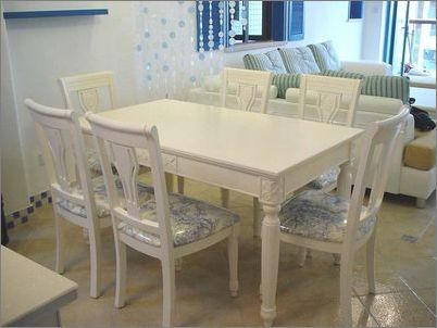 白色的餐桌与整体空间的白色融为一体