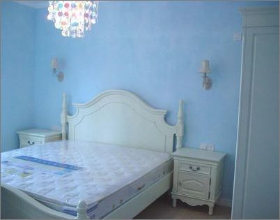 浅蓝色的乳胶漆与白色的床完美的融合