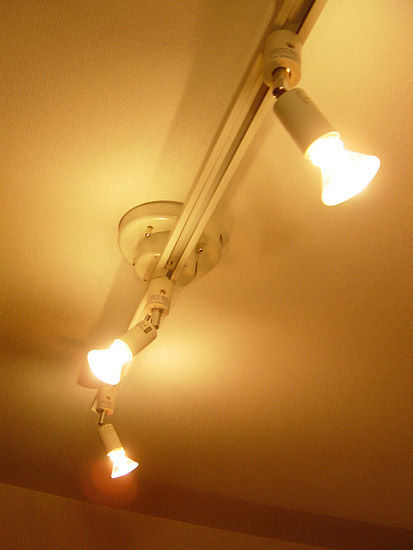 起居室的照明是简易的射灯装置