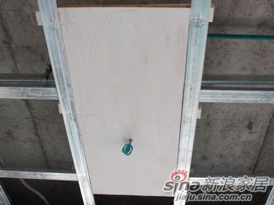 吊顶的灯具安装处，要运用木板，以便后期安装灯具，因为灯具不能直接安装在石膏板上。