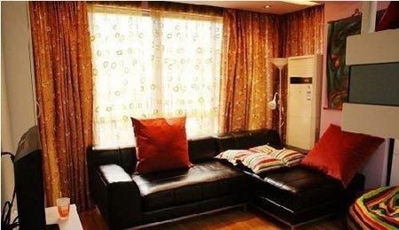 客厅，空间小，但是功能一样不少，皮质的低姿沙发很是舒适宜人
