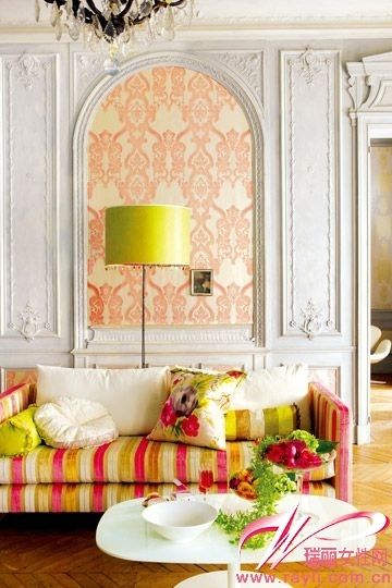 浅粉色巴洛尼式花纹墙纸让沙发背景墙更为出色