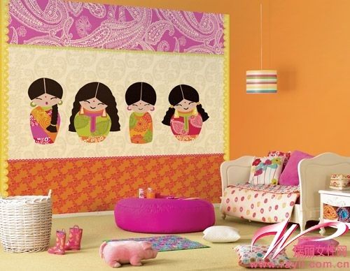 局部墙面贴上带有花纹和可爱娃娃造型的壁纸打破墙面单一的效果