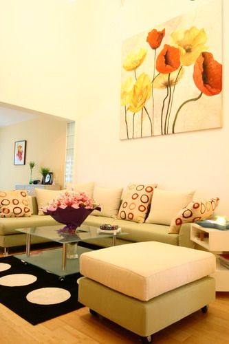 沙发墙面的大副色块花卉的油画为纯净的环境增添了活跃的气氛