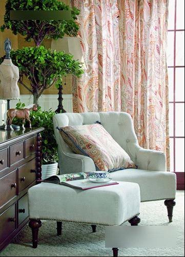 窗帘与床品图案相互呼应，整个卧室更显清新、明媚
