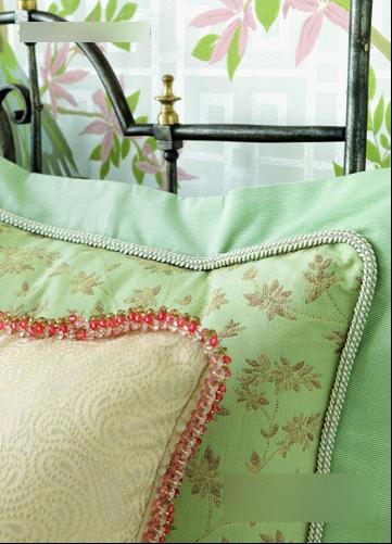 花草与暗纹图纹的靠枕，通过颜色的柔和对比，无疑是增加房间层次感的最佳选择