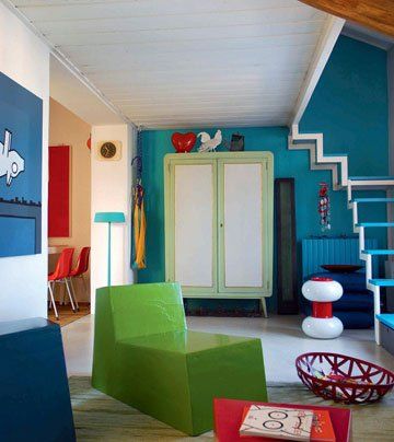 楼梯设计轻盈并带有节奏感，角落里的柜子采用粉绿色点亮空间，并呼应前面的果绿色家具
