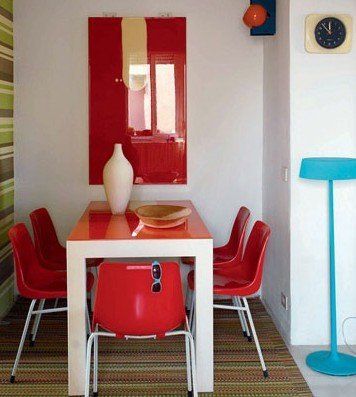地面的条纹更衬托出家具明亮的色彩，墙面的装饰画其实是个餐桌