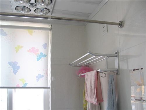 浴室的另一边，淡色的蝴蝶花纹窗帘