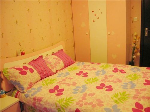 小房间粉色的墙纸,粉色的家具,四件套来自淘宝