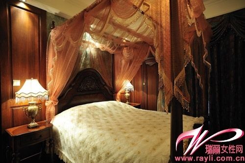 卧室：华丽装饰中多用暖色来营造温馨氛围