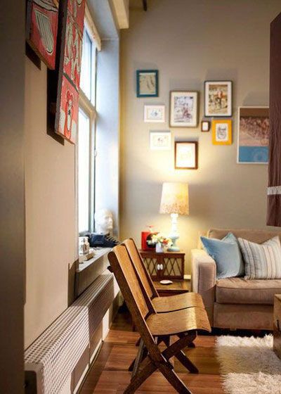 沙发旁边的小柜子，略带复古式的台灯，提升了整体空间的暖度