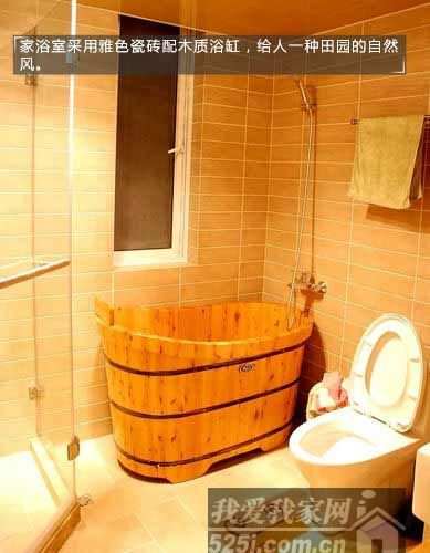 浴室采用雅色瓷砖配木质浴缸