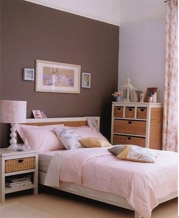 床头主墙面以穆哈咖啡色打底，构成主基调，墙面正中是白色长方像框和两个微型像框