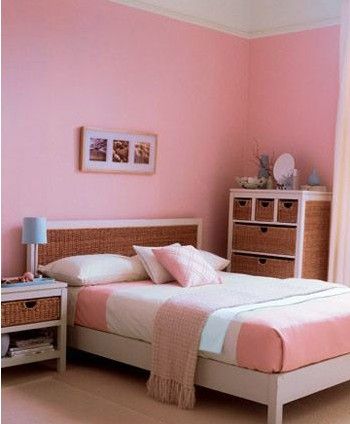 粉红色的墙面定下整体基调，给人以朦胧的浪漫感觉