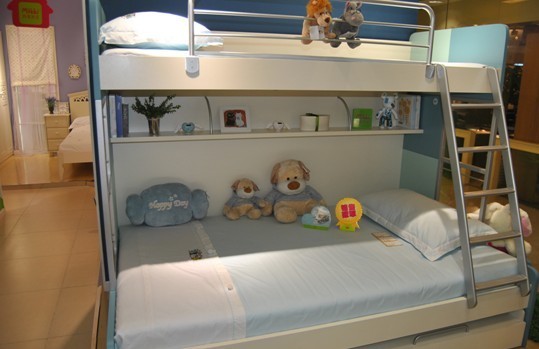 上下床——家里有两个宝宝的家长们，可以考虑一下，还可以放很多小饰品。