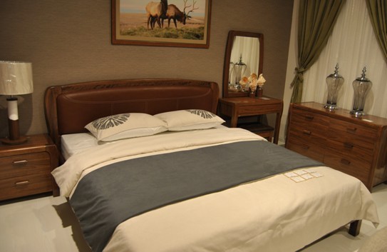 次床的床头是全实木和全皮的材质，低调的奢华