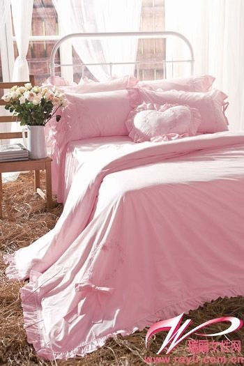典雅的淡粉色床品