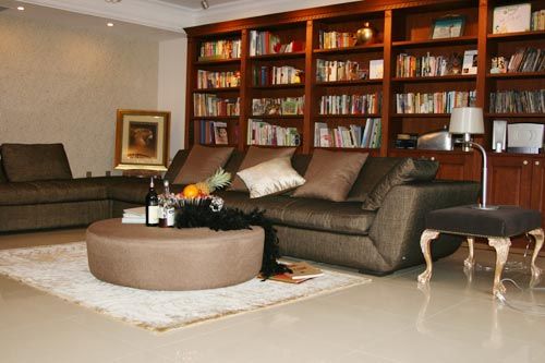 沙发和书柜衬托整个客厅很显档次，让整个客厅都洋溢着浓浓的书绢气息