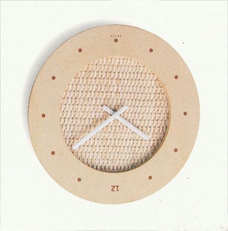 采用木头作为钟的外框，钟的表盘采用了编织的竹皮材料，整个挂钟为原木色