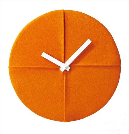 橘色也沾了不少光，此款以橘色为底色的时尚挂表，以包裹面料的方式