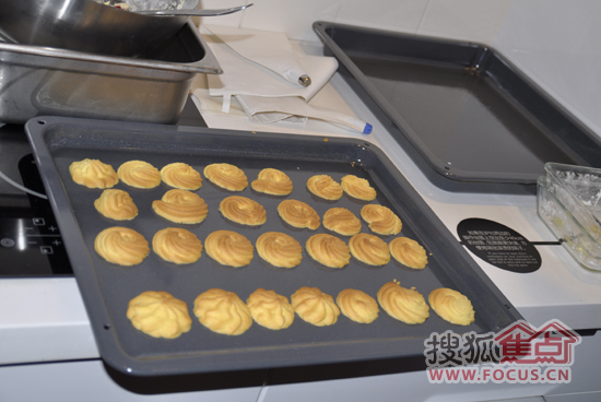 宜家西点专家李博和网友们共同制作的曲奇饼干新鲜出炉