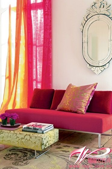 酒红色布艺沙发 酒红色窗帘提升空间温暖
