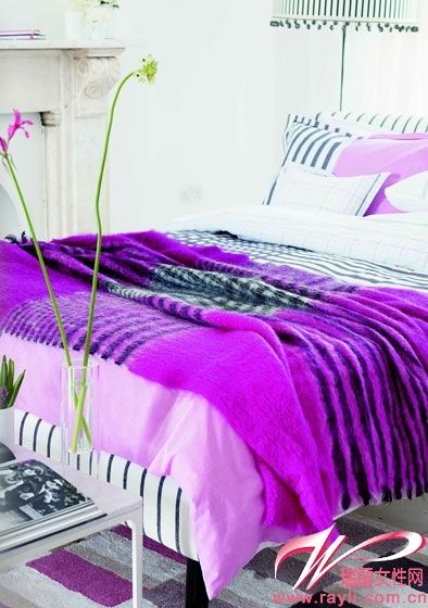 DESIGNERS GUILD亮紫色条纹披毯提升卧室妩媚感