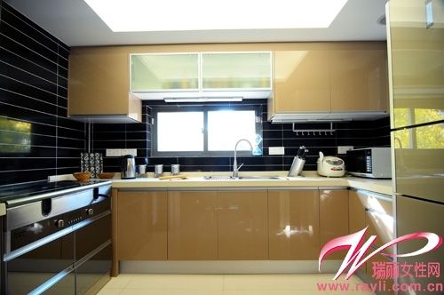 厨房也沿用了居室一贯的原木色调，使视觉感更为整洁、雅致