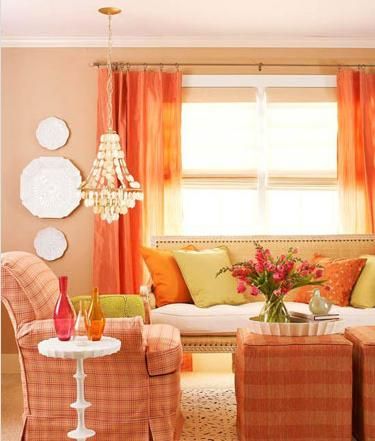 大量运用单一线条的空间总是给人单调生冷的感觉，使用与墙面同色彩的布艺装点沙发和边几，可以柔化整体空间的线条，轻柔的质感可以让普通的空间迅速变得温情起来
