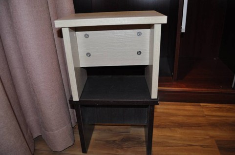 只要光临美蝶衣柜，就会免费获赠木凳一个。