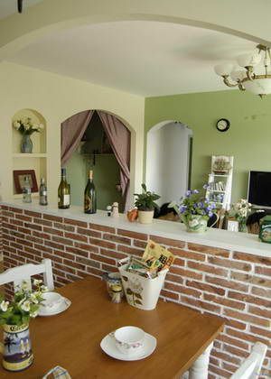 风格简洁的客厅家具作为一个居室的视觉核心，其稳重的深褐色在美式乡村风格的居室中表现不俗
