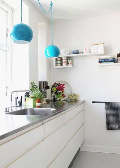 采光良好的厨房，用天蓝色的吊灯来添加厨房的清新自然感，让人感觉厨房的干净清澈，同时让在厨房煮食物的人保持心情愉快