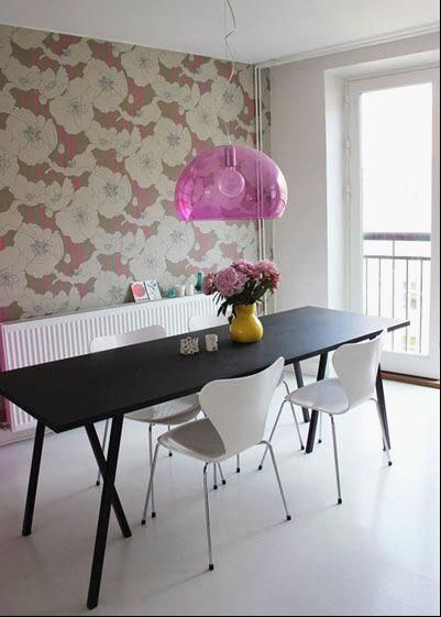 餐桌椅也是用黑白搭配的方式来保持室内颜色带来的强烈视觉冲击感，添加半透明的粉红色吊灯，让黑白配带来的中规中矩感觉添加了一份年轻好动的气息