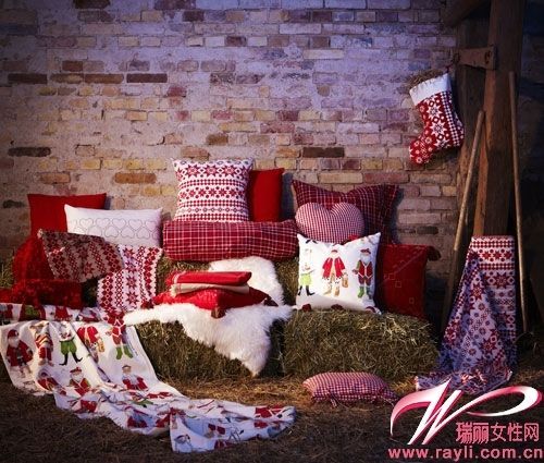 圣诞节用各种红色的布艺和物件来点缀空间吧