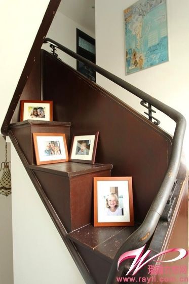 楼梯转弯处摆放家人照片