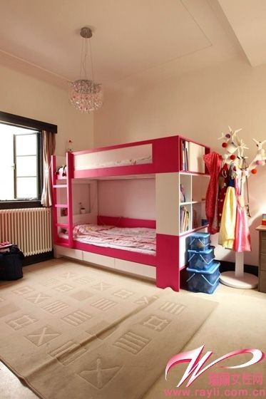 粉红色的儿童房活泼可爱