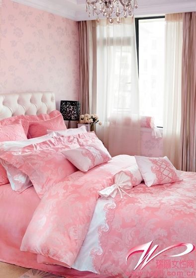 萝莉女孩房中的卧室最喜欢用粉色系床品