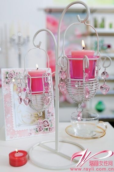 粉色蜡烛白色烛台布置唯美梦幻床头景致
