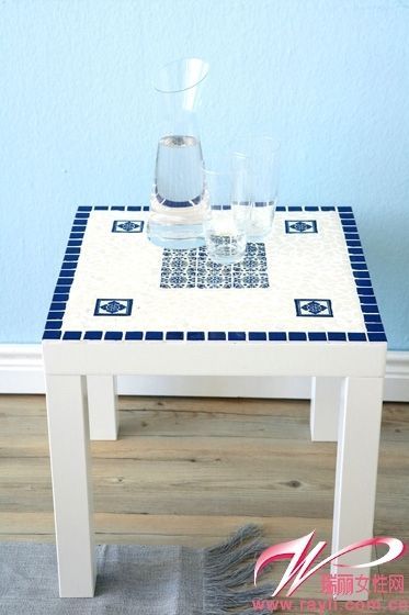 蓝白马赛克铺贴小方桌