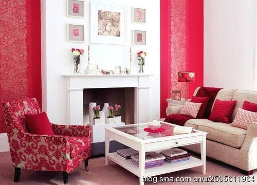 红色的印花壁纸，图案的装饰效果更加突现，红色、米色沙发让客厅彰显出主人的热情