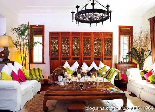 客厅是中西合璧的，既有传统的中式家具，又有宽大舒适的西式沙发