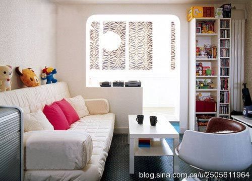 白色的大面积使用，在视觉效果上扩大了空间的面积。线条简单的白色家具，使整个客厅显得整洁、利落