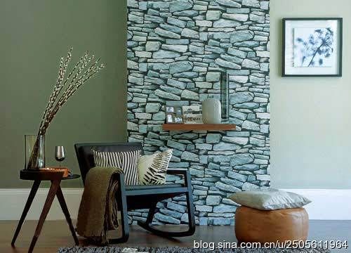 模仿毛皮、木材或者石头纹样的壁纸，隐藏方式固定的层板和精心挑选的花瓶，都为墙面增添视觉焦点