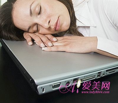 睡眠“欠债”危害大 多数人主动限制睡眠时间 