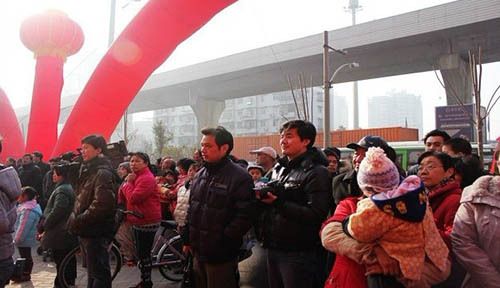 开业当天，武汉馆外市民蜂拥而至的火爆场景